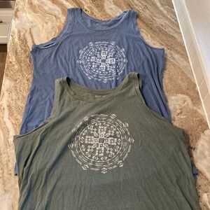 2 Columbia XL women’s tank tops. 1 blue 1 green
